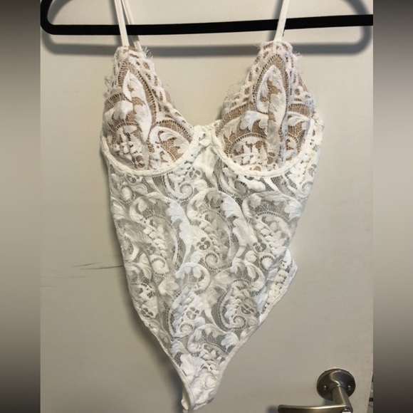 Fashion Nova white lace bodysuit - Picture 2 of 4